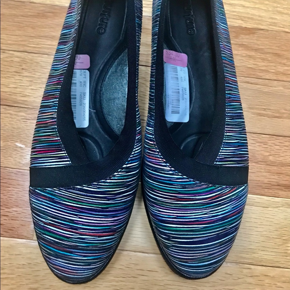 NWOT Nurture by Lamaze Sz 8 Multicolored Stripes on Black Shoes